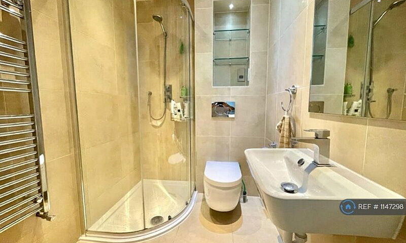 2 Bedroom Flat In Lo...