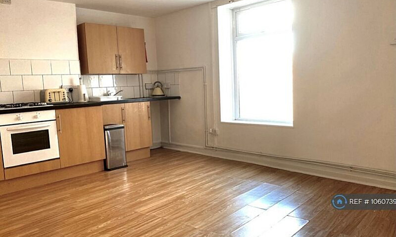 1 Bedroom Flat In Ll...