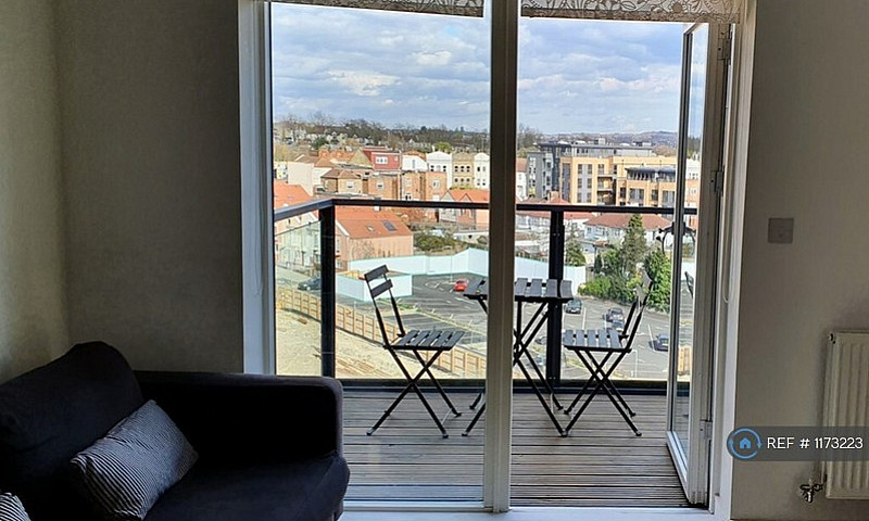 1 Bedroom Flat In He...