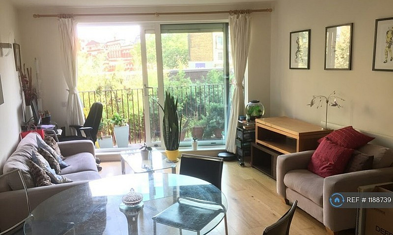 2 Bedroom Flat In St...