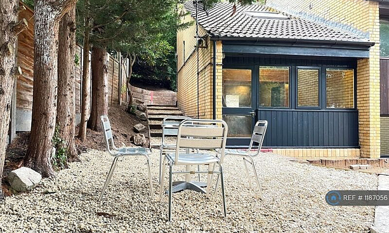 2 Bedroom Flat In Be...