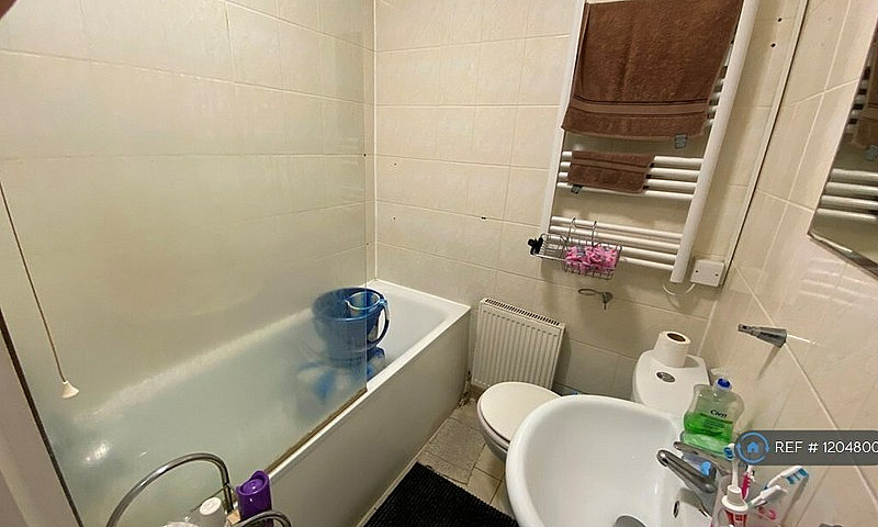 4 Bedroom House In A...