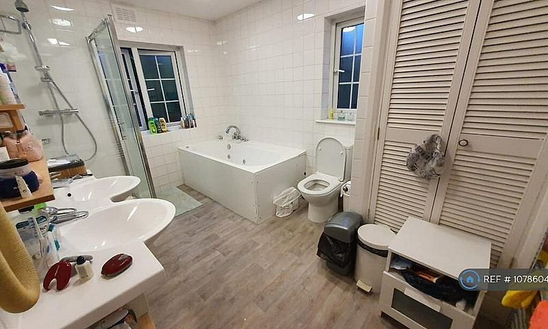 1 Bedroom In Vale La...