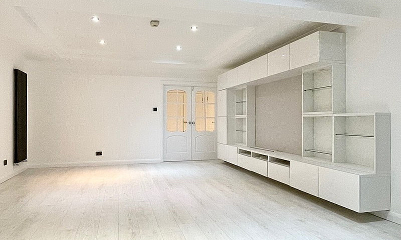 Stunning 5 Bedroom 3...