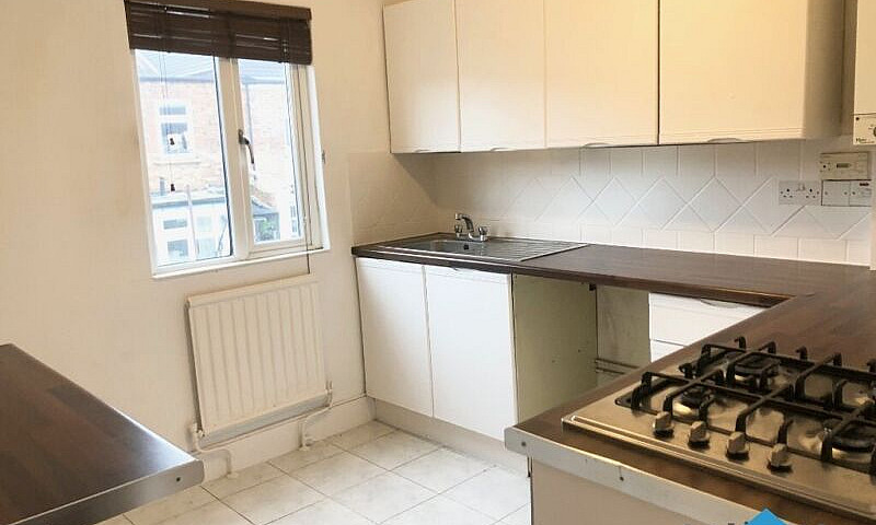 Large 2 Bedroom 1St ...