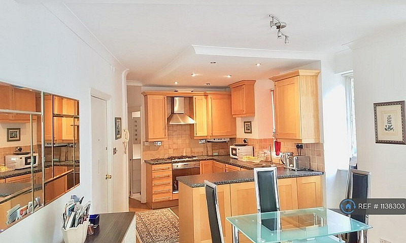 2 Bedroom Flat In Ch...