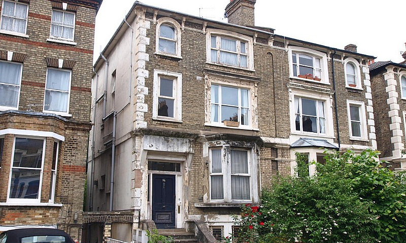 Large Light 1 Bed In...
