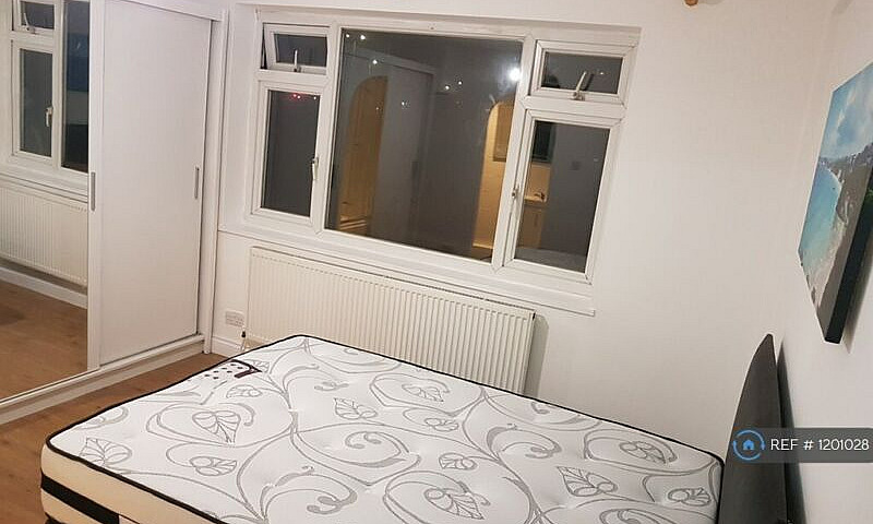 2 Bedroom Flat In Gl...