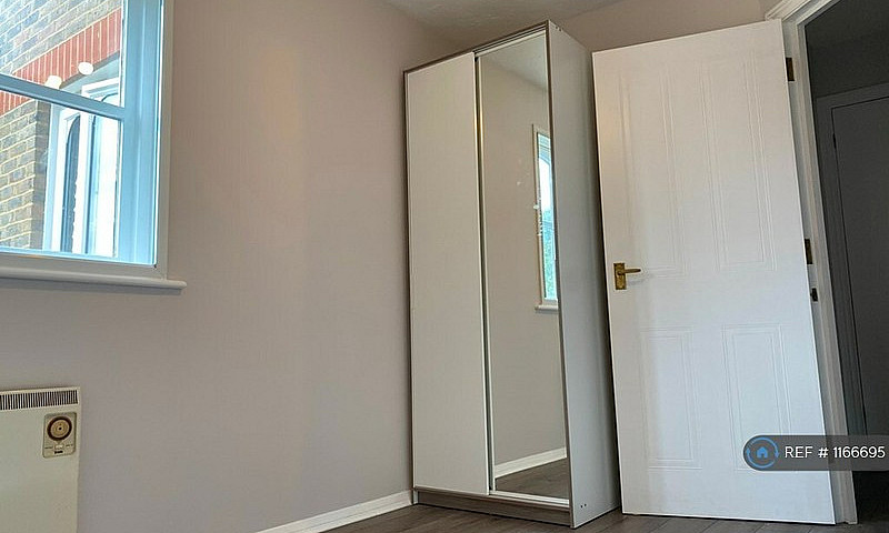 2 Bedroom Flat In St...