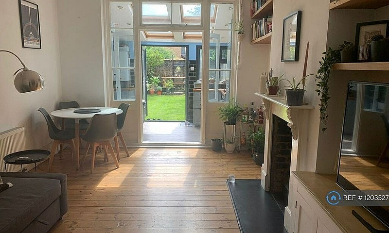 2 Bedroom Flat In Ha...