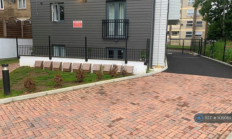 1 Bedroom Flat In Ha...