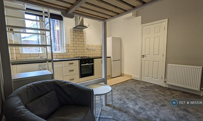 Studio Flat In Drayt...
