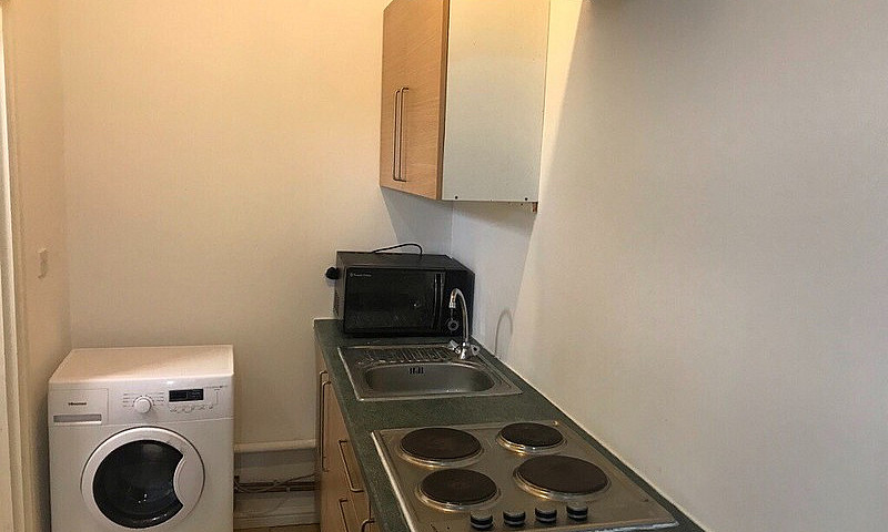 Studio Flat £850 Per...