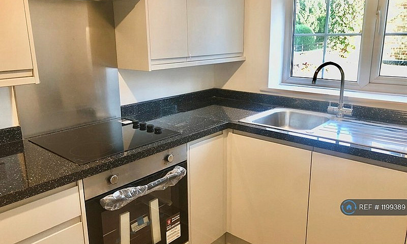 2 Bedroom Flat In Ge...