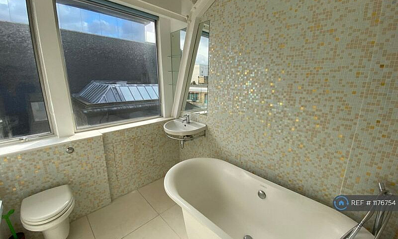 2 Bedroom Flat In Lo...