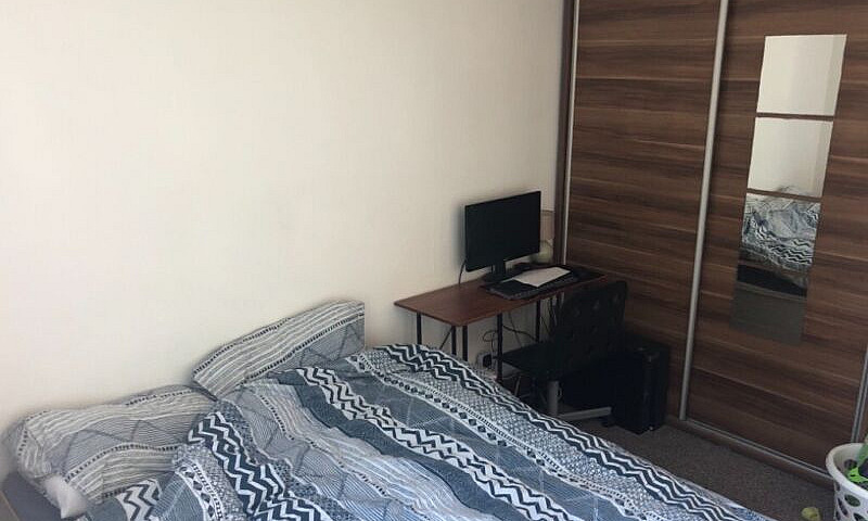 2 Bedroom Flat 8 Min...