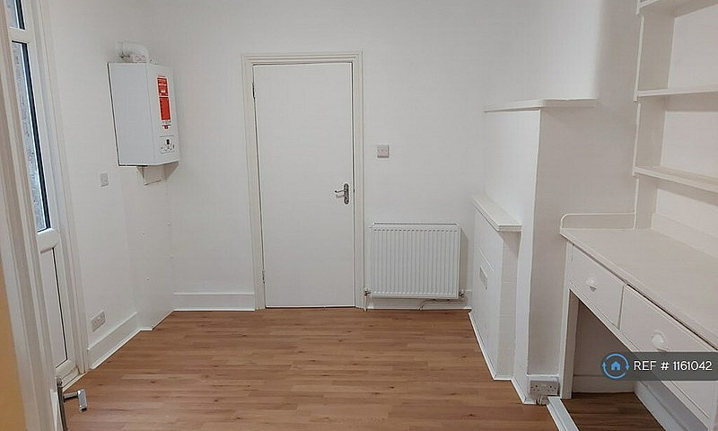 2 Bedroom Flat In Le...
