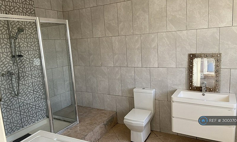 2 Bedroom House In S...