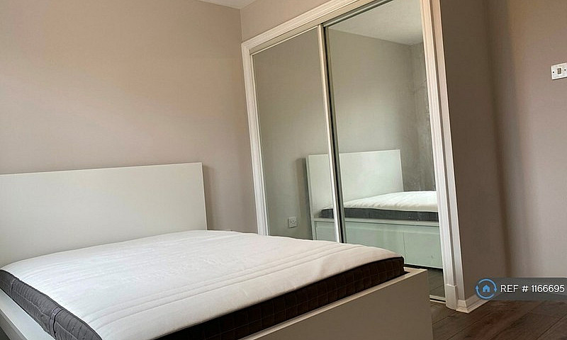 2 Bedroom Flat In St...