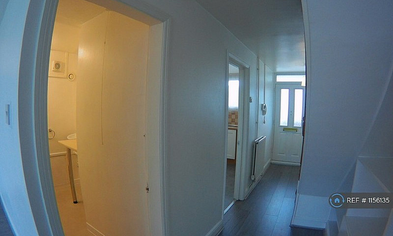 3 Bedroom Flat In Bo...