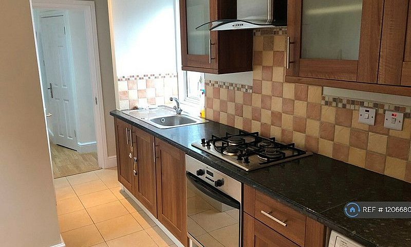 2 Bedroom Flat In Co...