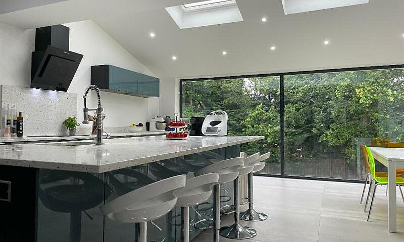 6 Bedroom House In B...