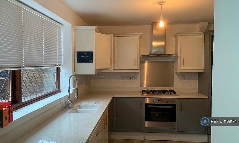 3 Bedroom Flat In Re...