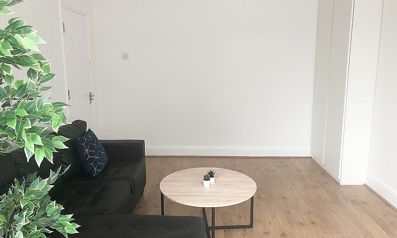 Modern 4 Bed House T...