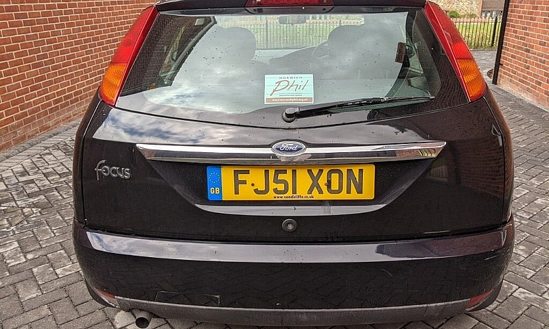 2001 Black Ford Focu...