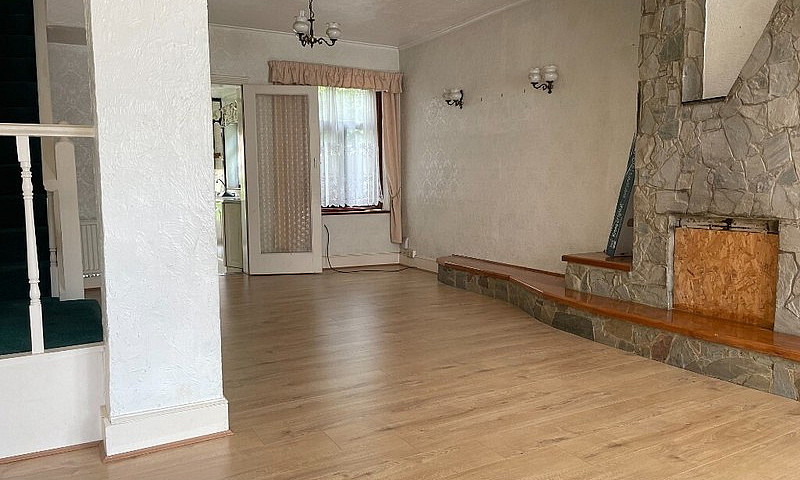 Three Bed House In R...