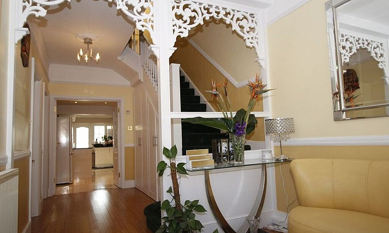 4 Bedrooms House To ...