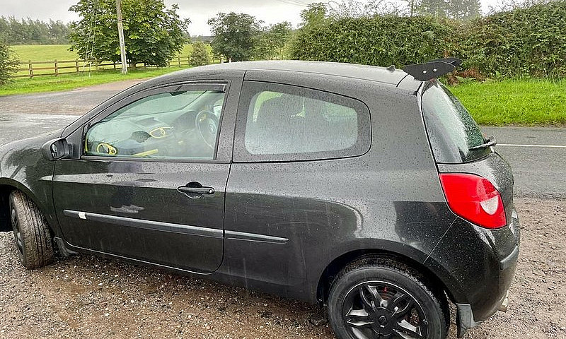 2005 Renault Clio 1....