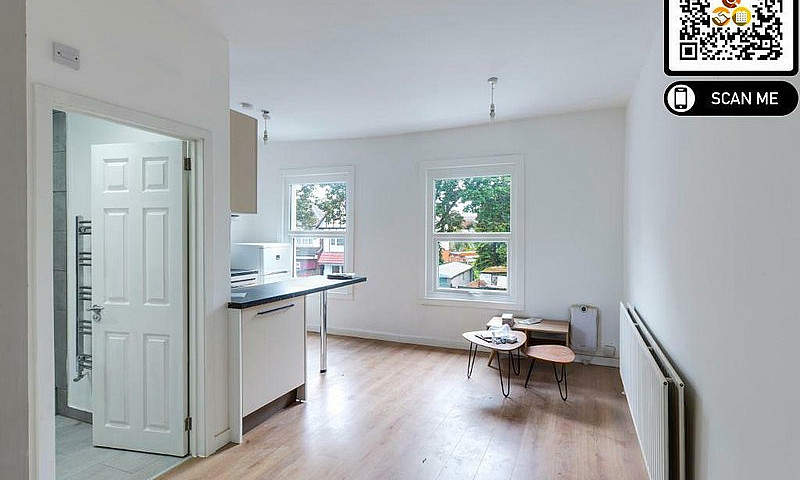 2 Bedroom Flat In Ho...
