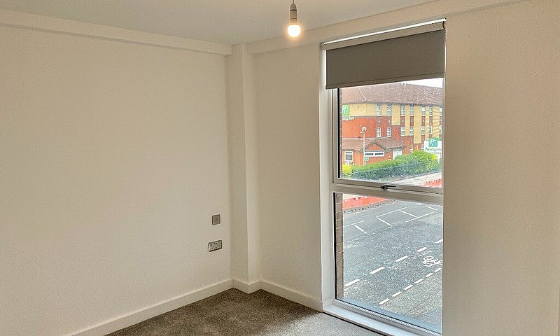 Large 1 Bed Self Con...