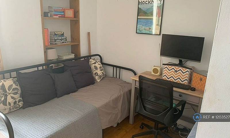 2 Bedroom Flat In Ha...
