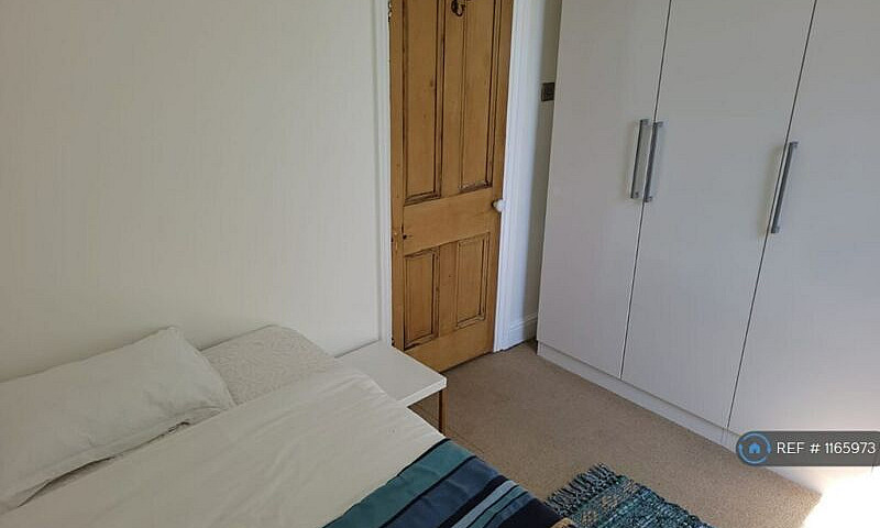 2 Bedroom Flat In Ba...