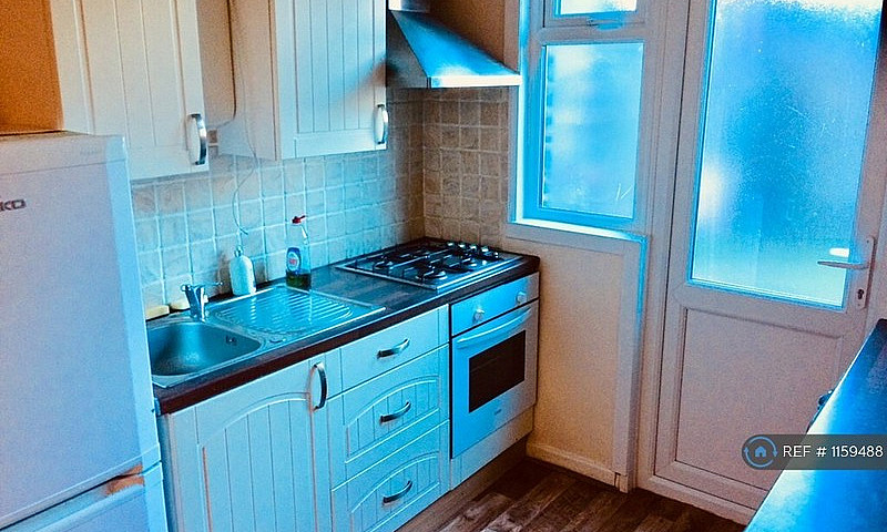 4 Bedroom Flat In Me...