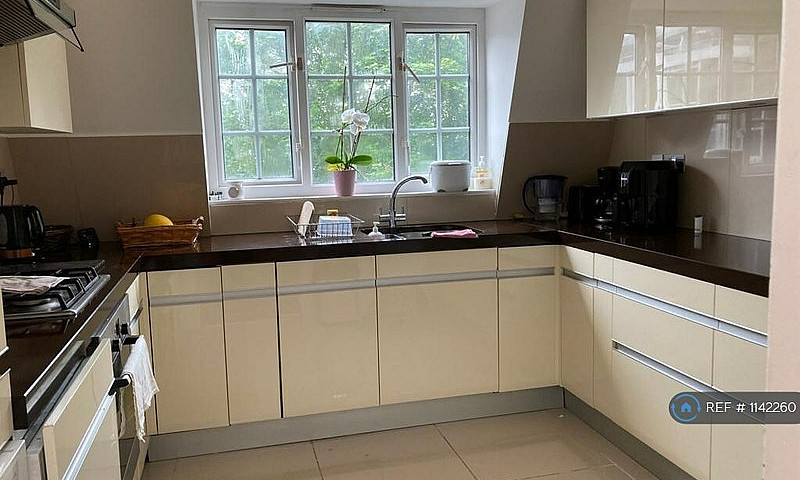2 Bedroom Flat In Su...