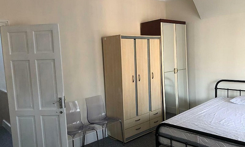 Huge 2 Bedroom Flat ...