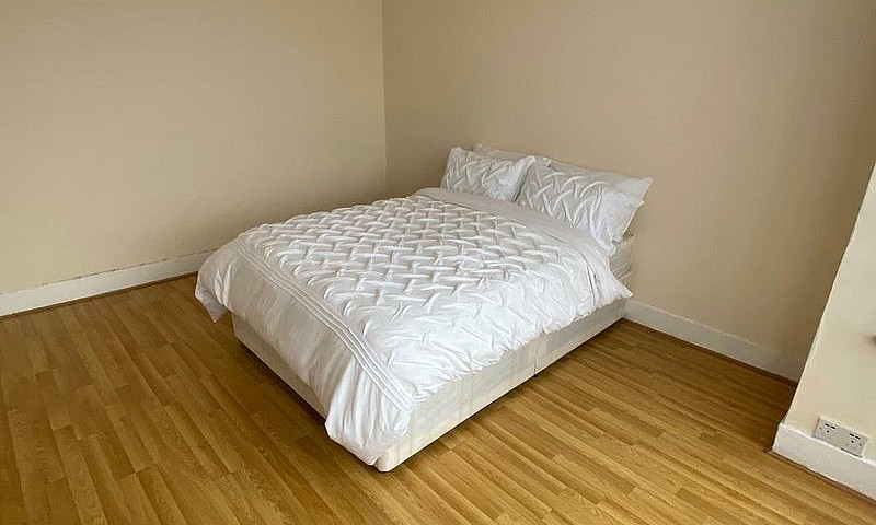 Spacious Double Bed ...
