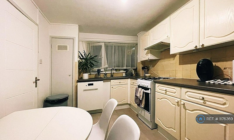 1 Bedroom In Loweswa...