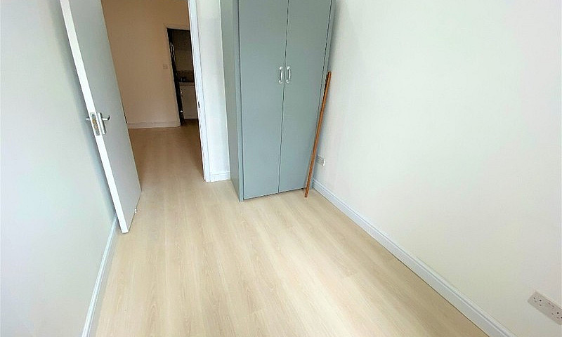 2 Bedrooms Flat On M...