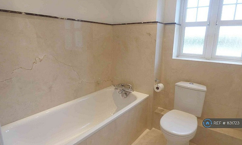 2 Bedroom Flat In Th...
