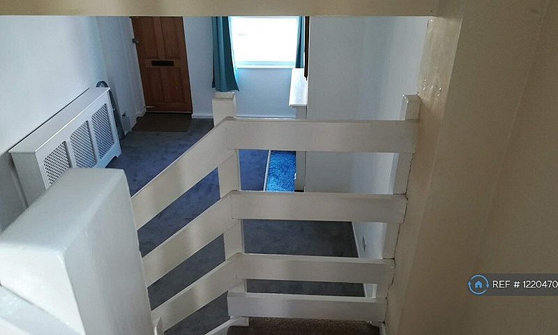 2 Bedroom House In H...