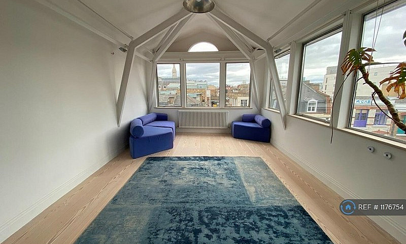 2 Bedroom Flat In Lo...