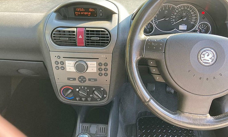 ** 2005 Vauxhall Cor...
