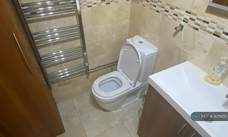 2 Bedroom Flat In Bi...