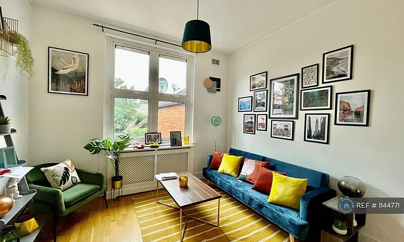 2 Bedroom Flat In An...