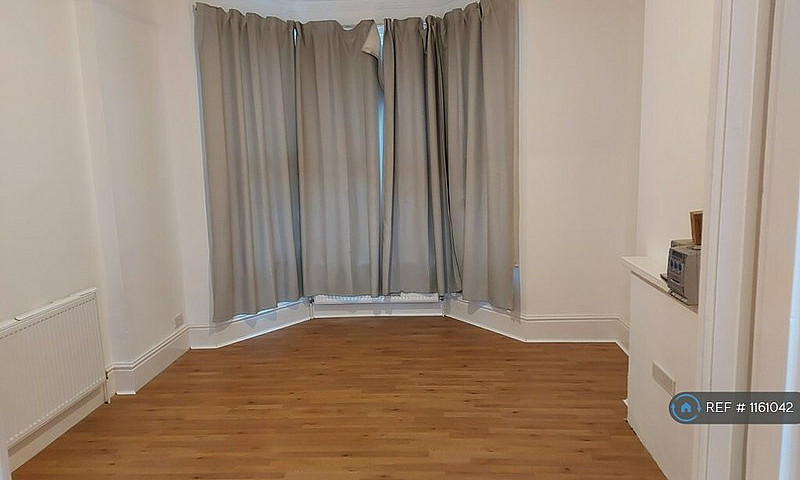 2 Bedroom Flat In Le...