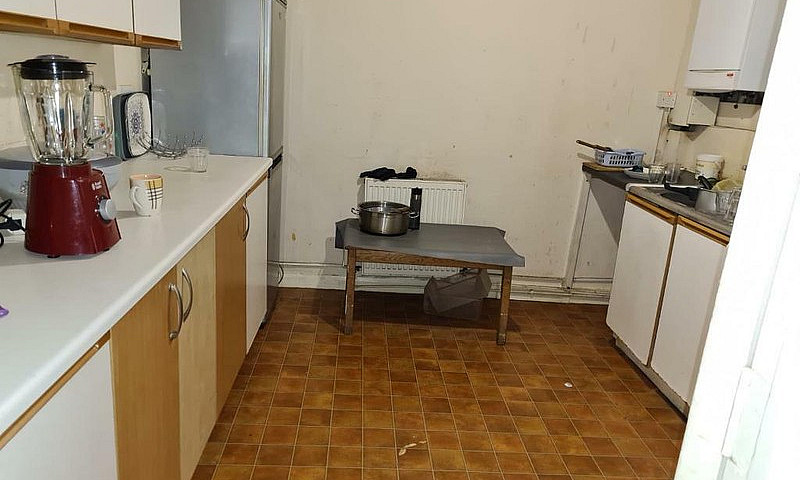 4 Bedroom Maisonette...